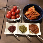 肉山 - 0. お通し＝キムチ、プチトマト（＆お肉用の調味料3種＝唐辛子入り大粒マスタード、柚子胡椒、辛味噌）