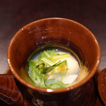 Mochi Duki - 蛤土瓶蒸し（蛤、海老真薯、湯葉、椎茸）