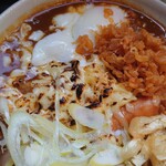 わだうどん - カレーうどん！焼きチーズは必須です！ネギ、天かす、油揚げはとりあえず入れてみましたが、カレーの濃厚さネギのさっぱりさの相性はとても良かったです！