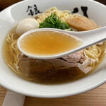 銀座 八五 - スープは透明清湯系です。油分多めでカエシ無しのスープです。