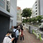 銀座 八五 - 1時間40分前でこの行列。30人（この日は60人ぐらいでスープは終わりのようです）