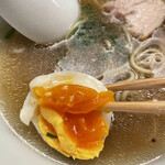 銀座 八五 - 味玉は薄めの出汁で味を染み込ませていて優しい感じ、完全なサブですがないと寂しいですね。