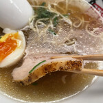 銀座 八五 - カット前にチャーシューを少し炙っているようです。焦げた感じは無く深みだけ感じる焦げ具合。最高‼️