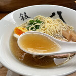 銀座 八五 - 濃厚な鶏の旨味と様々な出汁が重なった味わいが口の中に広がります。後味は割とさっぱりで、口の中で旨味だけが残り脂が消えていくようなそんな感じです。