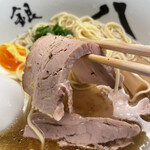 銀座 八五 - チャーシューは、豚バラ肉です。5mmの厚みに斬られたチャーシュー。箸で摘んで分かります。
      「しなやかに」しなります。