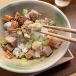 銀座 八五 - 白い塊が⁉️なんだろう⁉️
      一口食べると、ワサビです。お茶漬けのために残そう。
      ※北海道などの寒い地方で取れる白ワサビです。別名「ホースラデッシュ」や「西洋わさび」とも呼ばれます。