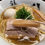 銀座 八五 - 右上に陣取る太くカットされたメンマ。少し硬さが「まばら」なのが気になりましたが、程よく硬さを残して楽しむタイプです。（甘さ控えめ）