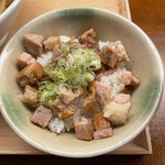 銀座 八五 - 【肉ご飯500円】税込。
      店主から簡単な説明があります。
      「タレなどはありません、薬味で楽しんでほしい」
      「ラーメンのスープをかけてお茶漬け風にしても楽しめます」