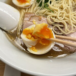 銀座 八五 - 黄身はゼリー状なんですが、少し黄身に火が入っています。少し残念❗️
      でも、「チェック」していましたよぉ〜。
      麺を茹でる時に、味玉も同様に温めているところを❗️