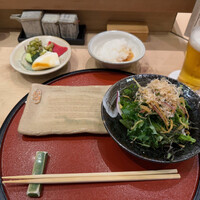 焼鳥 鳥せい 北浦和店 - エビス生、サラダ、香の物（糠漬け）、おろしポン酢（口直し）