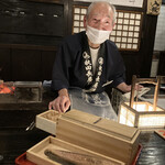 Akita Nagaya Sakaba - 湯豆腐にかける鰹節