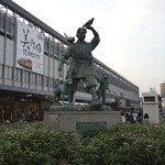 吾妻寿司 - 岡山駅前で桃太郎がキジと鳩ドッチを連れていくか迷い中の図。