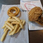 モスバーガー - オニポテ(税込300円)と、モスチキン(320円)を３本買って、1,260円でございます…