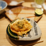 日本橋 蕎ノ字 - 蛤はカエシで殻ごと齧り付いて、こそげ落とす。