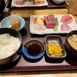 Yaesu Hatsufuji - お刺身定食¥990。ご飯は普通盛り。