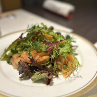 洋食 つばき - ふくよかなサーモンと、さっぱりしたドレッシングが良く合います。このサラダも好きですね。