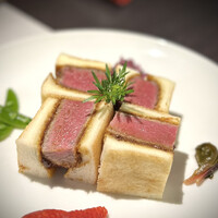 洋食 つばき - 優しい焼き色のパン。そしてパンよりも柔らかく分厚いヒレカツ。歯を入れながらも昇天しそうです(^^)
                    毎度見事な薄衣に染み込ませたオリジナルソースと、ちょうど良いアクセントの芥子で、私には世界一！