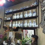 うなぎの留さん - 入り口横には壺いろいろ・・