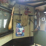 うなぎの留さん - 店内にはいろんな品が展示されてます。