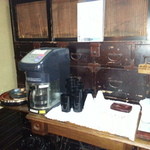 うなぎの留さん - 階段前にはコーヒー無料サーバーあります。セルフでどうぞ・・・