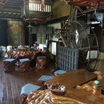 うなぎの留さん - 二階の中央には巨木のテーブルがあります。