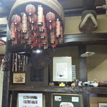 うなぎの留さん - 二階のお茶とかお絞りを準備するカウンター前には堤燈いろいろ・・・