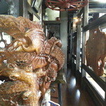 うなぎの留さん - 二階向かって右手も座敷です。その通路にある孔雀の彫り物。