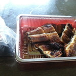 うなぎの留さん - 一人前の蒲焼です。