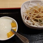 竜の食堂 - 定食のサラダと杏仁豆腐