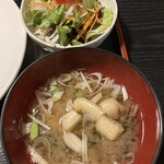 Sakanagura - お味噌汁とサラダ