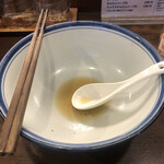 麺屋 はやしまる - コチラも飲み干す一杯。