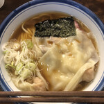 麺屋 はやしまる - 大トゥルトゥルが、肉わんたんやチャーシューを覆い隠しています。