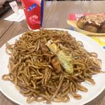 築地銀だこ - ソース焼きそばセット大盛。銀だこで焼きそばやってる店舗、どのぐらいあるんだろ？あまり見かけない気がしてる。焼きそばとたこ焼き4個、ドリンクのセット。