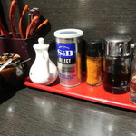 麺酒房 龍安 - 卓上調味料