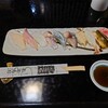 Yasuke Zushi Hompo - ●季節の地魚握り（9貫）　2,800円
                スズキ、ハマチ、イカ、アジ、サヨリ、〆鯖、ダイダイ、モサエビ、穴子
                手で掴み逆さにネタを持ってもシャリとネタが剥がれず
                シャリに適度な柔らかさのある握り具合