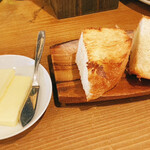 ビストロ カフェ デリ ポキナ369 - フォカッチャ、バター