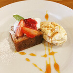 ビストロ カフェ デリ ポキナ369 - フランボワーズのパウンドケーキとくるみのアイス