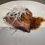 LOOP TOKYO - 鹿肉の生姜焼き風、揚げエシャロットのソース　＋自家製パンでソースを拭う（アジア風）