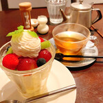パルファン - フルーツのせバニラババロアとペーシュ