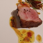 ジョンティ アッシュ - (2023/5 訪問)フランス産仔牛のグリエ、アンチョビクルートと共に焼き上げたじゃがいものガトー、ドライトマトとエストラゴン香るジュダニョーを合わせて。