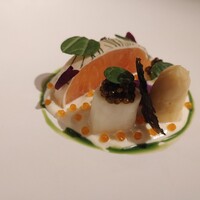 ジョンティ アッシュ - (2023/5 訪問)柔らかなくぬぎ鱒、フランスロワール産ホワイトアスパラガスと浅利のヴルーテ。