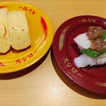 Sushiro - 梅しそとイカの組み合わせ。玉子のお寿司は箸休めにちょうど良いこともあって、回らないお寿司屋さんでも、必ず食べちゃうんです笑