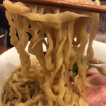自家製手もみ麺 鈴ノ木 - 自家製多加水縮れ麺