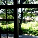 ふらここ食堂 - 2階席から夏の庭を望む