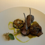 トランテアン - ♡フランスピレネー産乳飲み仔羊のロティとコンフィ、ハーブ入りのカイエットと胡麻風味のひよこ豆サラダ。