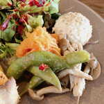 Cafe PetitBonheur - ベリーの自家製ドレッシングにオレンジが香るキャロットラぺ、枝豆にきのこにポテトサラダ、めちゃめちゃ美味し～い٩(๑＞◡＜๑)۶