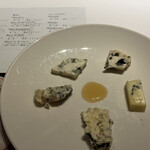 トランテアン - 青カビチーズ5種（1時方向から時計回りに♡ロックフォール、◯ブルーデュヴァルダイヨン、◯ブルードラカイユ、♡ブルードメメー、◎ペルシエドシェーブル）