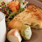 Cafe PetitBonheur - 絶品キッシュとイルピノリーノさんの野菜パン
