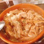 Wain Sakaba Chamu - ★鶏の黒胡椒煮 900円 ボリュームあるが、塩コショウだけで煮込んでるので美味しくない！