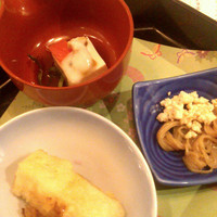 豆富料理と吟醸せいろ蒸し 八かく庵 大阪ステーションシティ店 - 【前菜】豆腐百珍の前菜盛合せ
                芋蛸南京の芋かけ豆富　香魚もどき